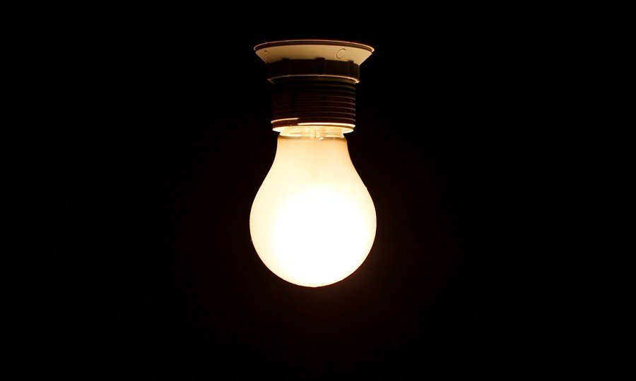 Lâmpada acesa representa fornecimento de energia elétrica