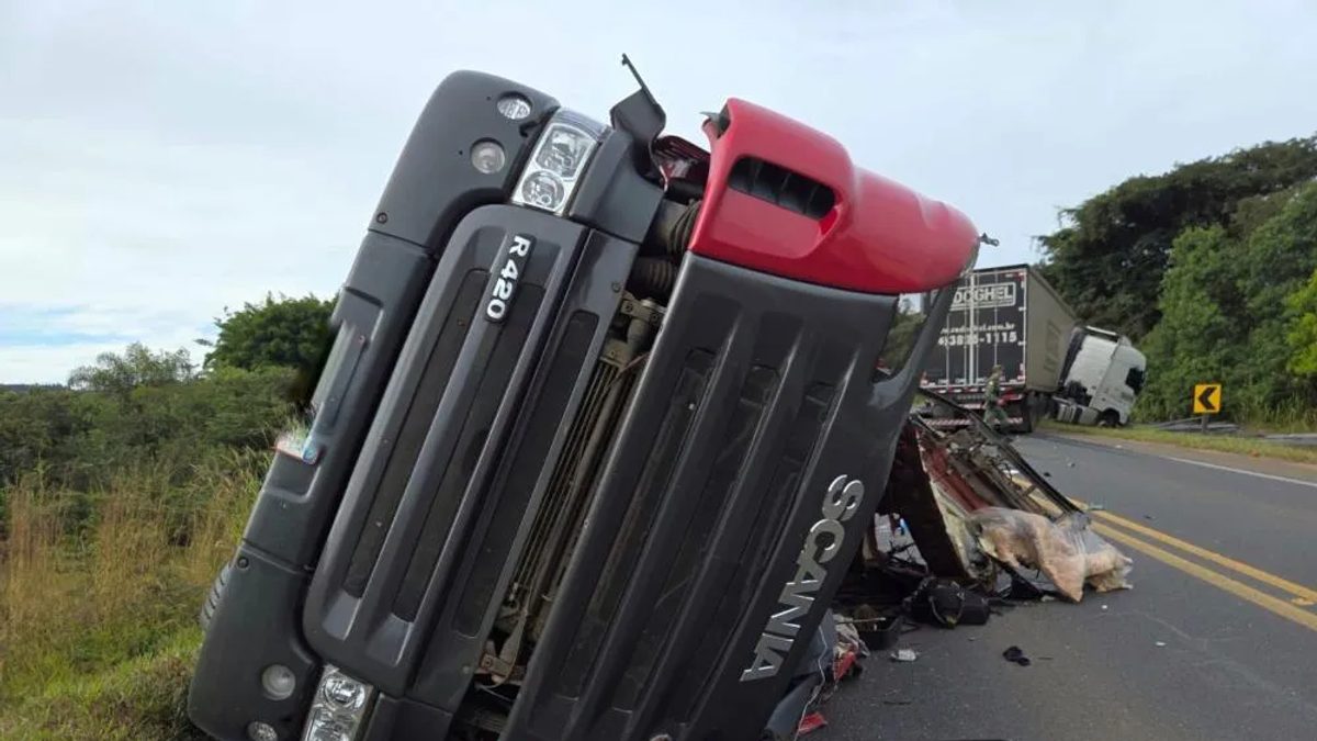 Tombamento de carreta fecha MG-050 entre Piumhi e Capitólio