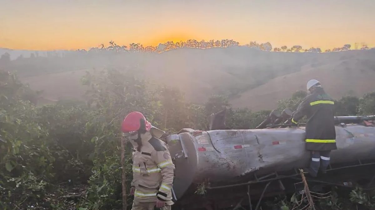 Caminhão-tanque capota e vaza combustível na estrada de Nova Resende a Petúnia
