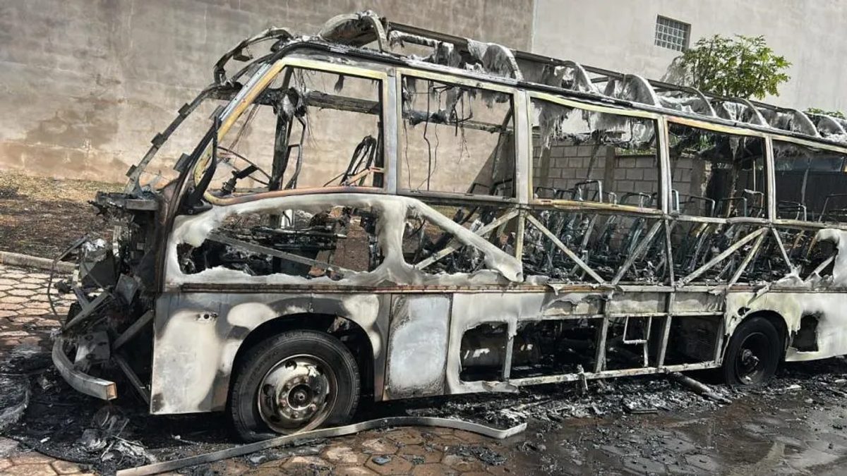 Incêndio destrói micro-ônibus da Prefeitura de Paraguaçu