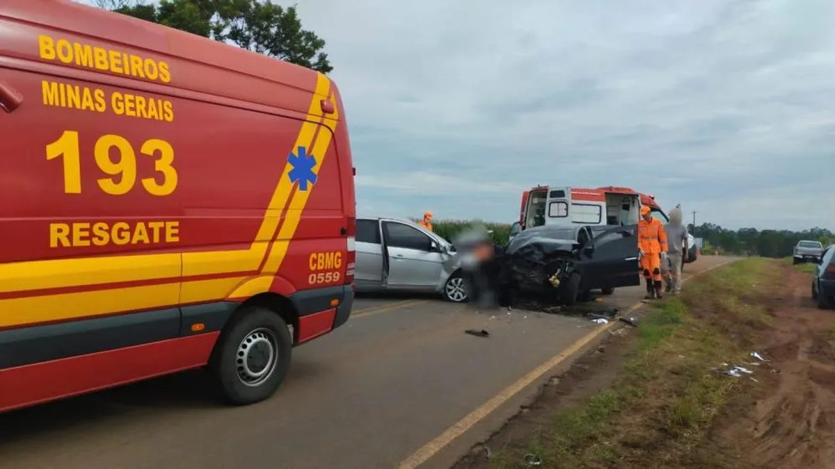 Colisão frontal deixa um morto e dois feridos na LMG-889, perto de Serrania