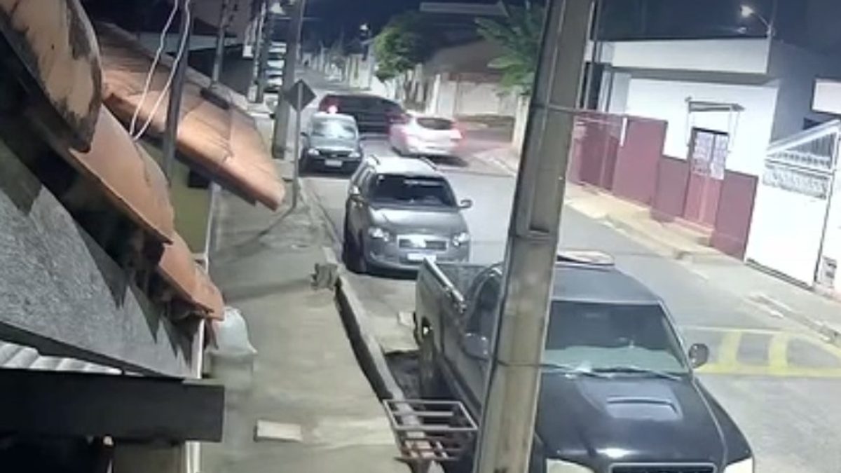 Colisão entre dois carros mobiliza moradores na Rua São Vicente, em Alpinópolis