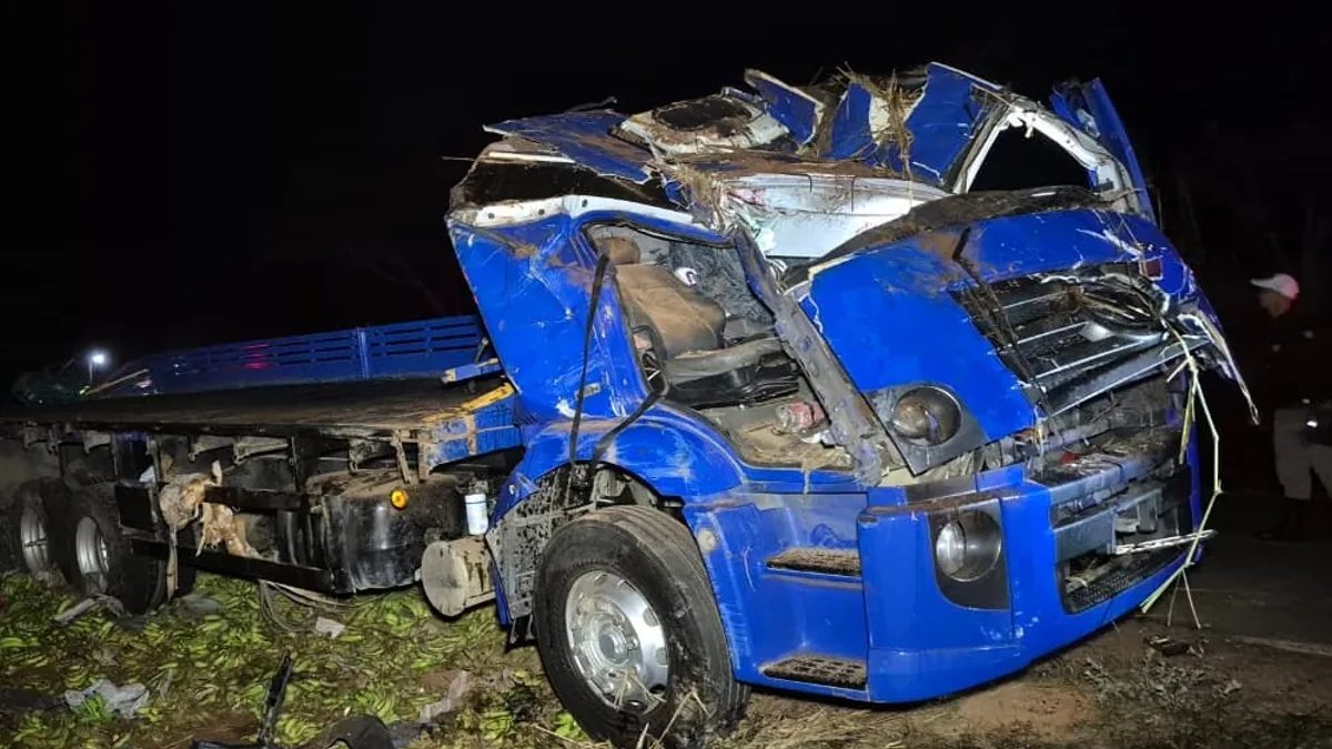 Saída de pista na LMG-856 deixa passageira morta e motorista preso em Cássia