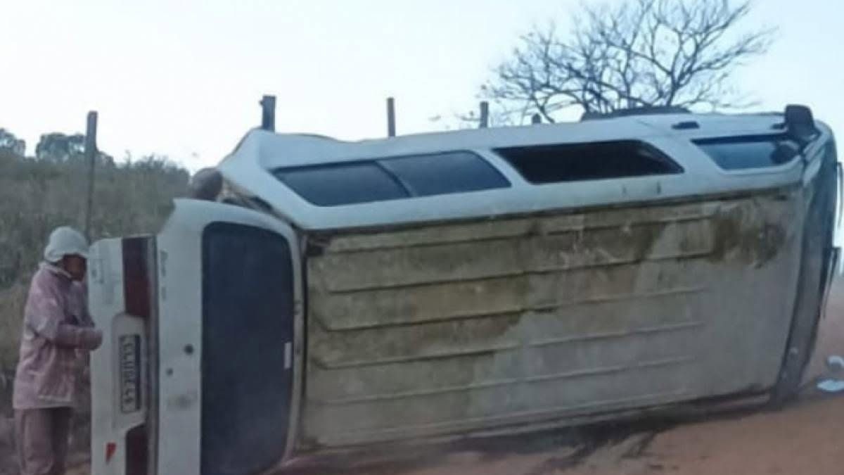 Van com trabalhadores do café capota na zona rural de Ibiraci