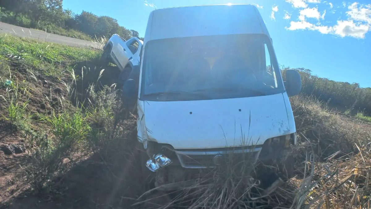 Colisão na MG-344 deixa motorista ferido em Ibiraci