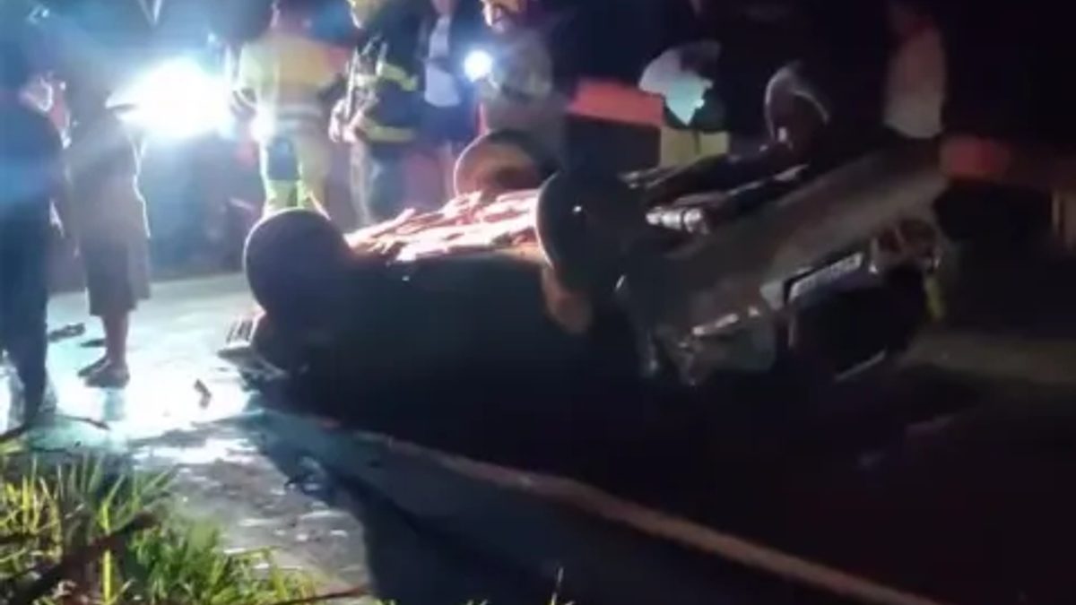 Carro capota na BR-265 entre Ilicínea e Boa Esperança