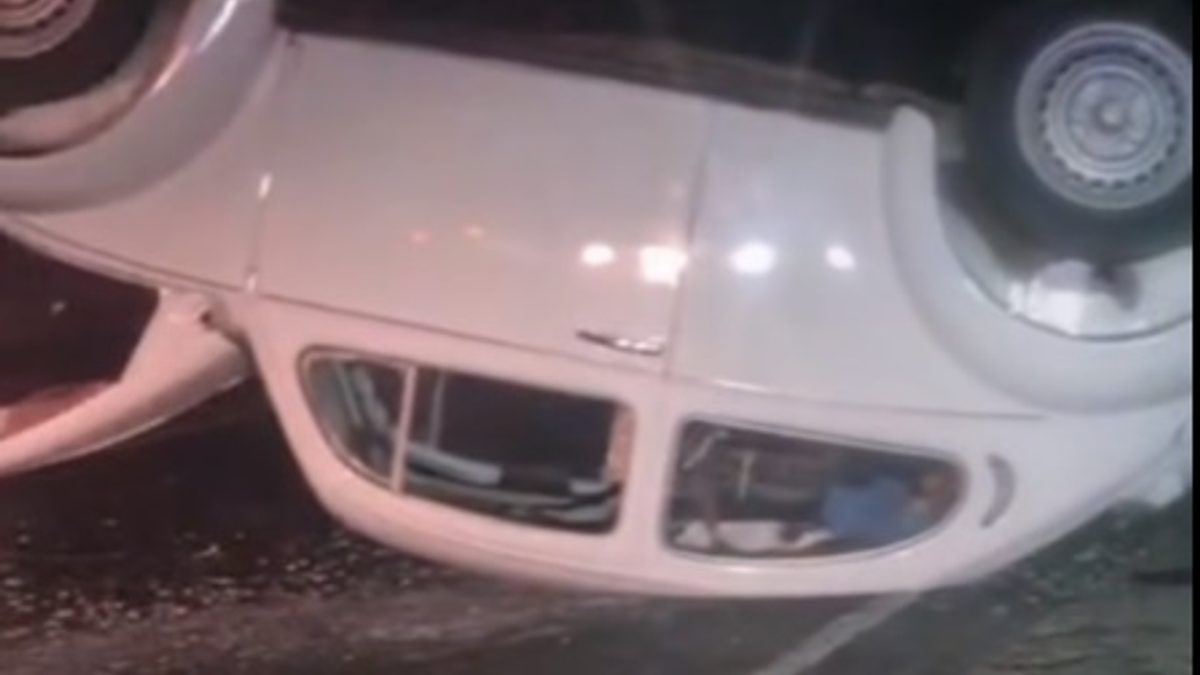 Capotamento de Fusca deixa uma pessoa ferida na MGC-491, em Monte Belo