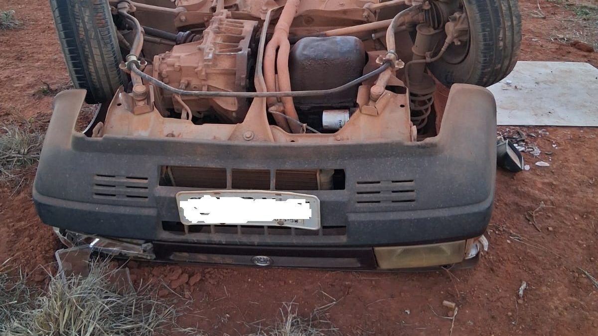 Estouro de pneus antecede capotamento na AMG-2440, em São José da Barra