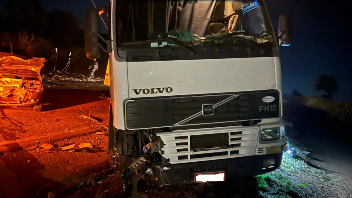 Freada para desviar de objeto termina em colisão frontal na MG-344, em Pratápolis