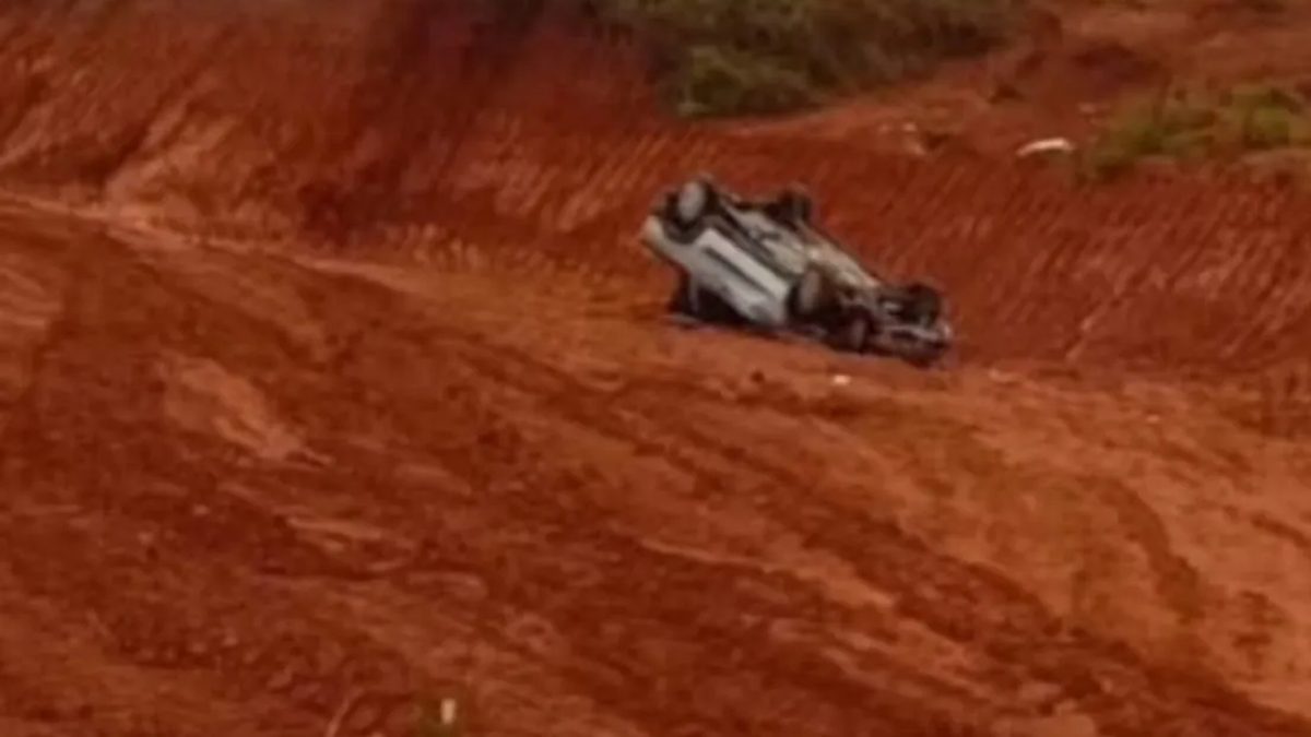 Carro cai em barranco na ligação entre Bom Jesus da Penha e Jacuí