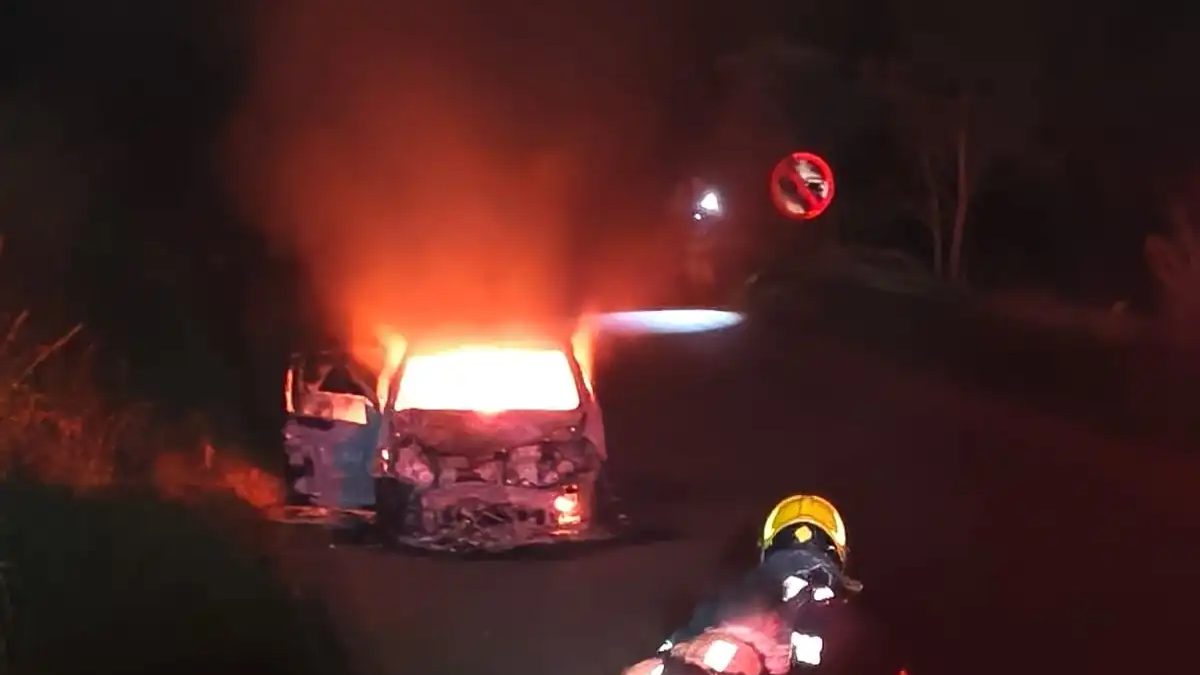 Carro pega fogo após colisão na estrada de São Roque de Minas